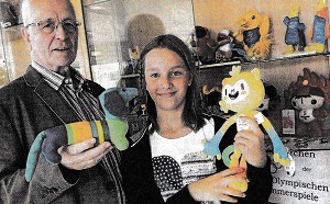 Maskottchen "Waldi" links und Maskottchen "Vinicius" rechts